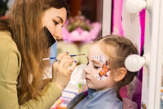 Transformação Divertida com Maquiagem Infantil: No Salão de Beleza para Crianças da Corte Kids
