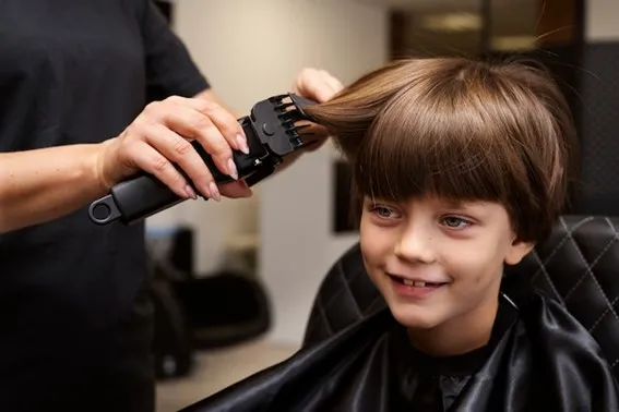 Cabeleireiro Infantil para Meninos: Estilo e Diversão na Corte Kids